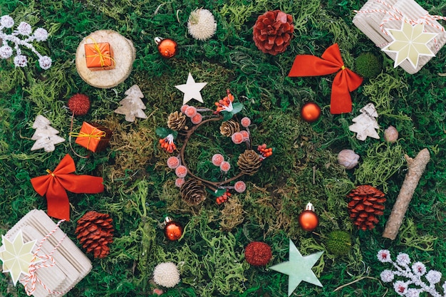 Elementos de natal na grama