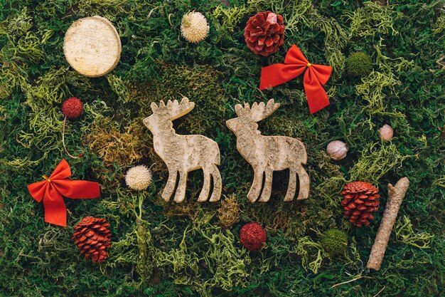 Elementos de natal na grama