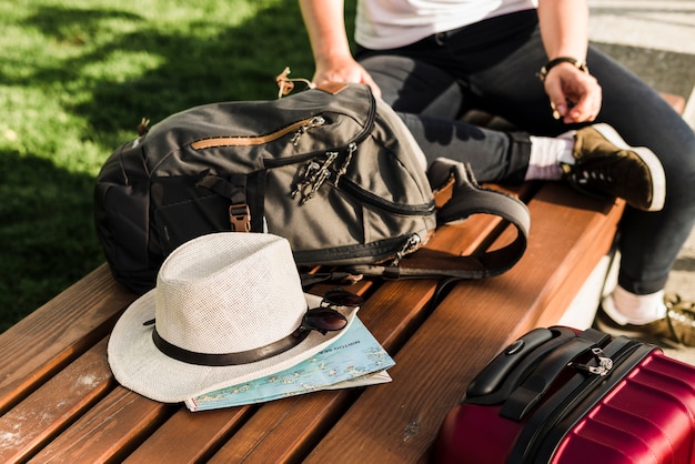 Elementos de uma pessoa viajando