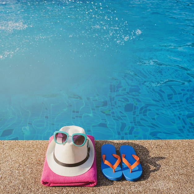 Foto grátis elementos de verão prontos ao lado da piscina