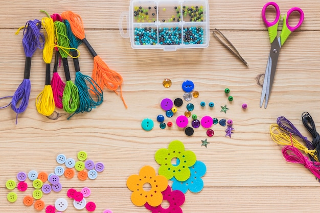 Foto grátis elementos decorativos coloridos com tesoura na mesa de madeira