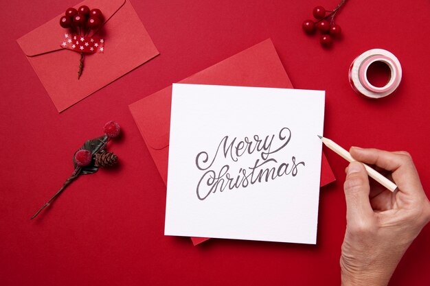 Elementos decorativos de Natal de vista superior com arranjo de cartão