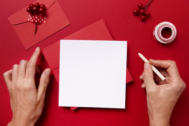 Elementos decorativos de Natal de vista superior com arranjo de cartão