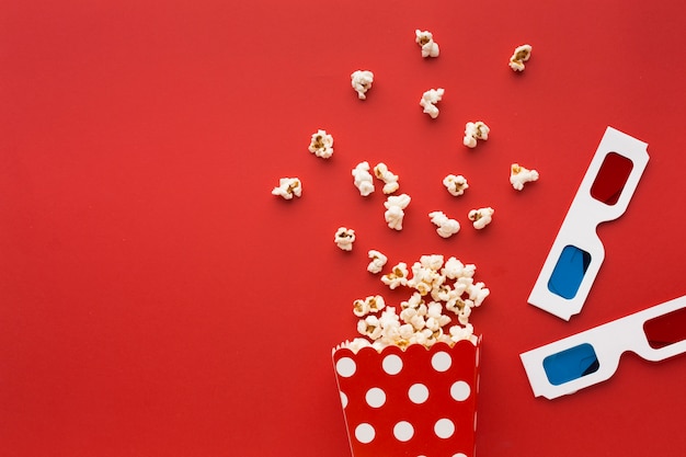 Foto grátis elementos do cinema vista superior sobre fundo vermelho, com espaço de cópia