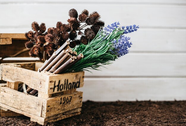 Elementos florais na caixa de madeira