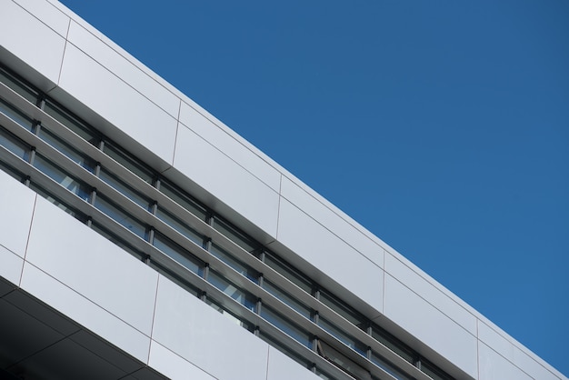 Elementos metálicos da fachada de um edifício moderno.