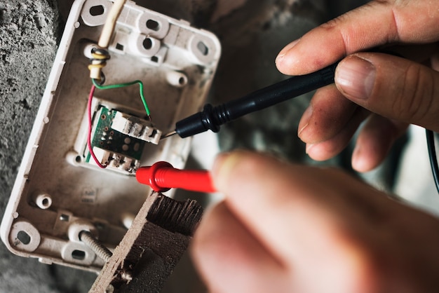 Eletricista que trabalha casa conserto instalação