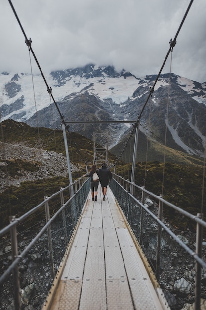 Em hooker valley track com vista do monte cook na nova zelândia