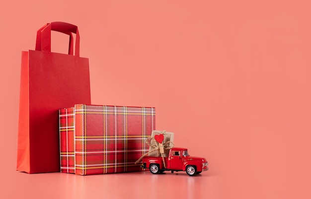 Embalagem brilhante para compras, presentes e encomendas em um fundo rosa. o conceito de entrega de presentes e encomendas para as férias, surpresas agradáveis. compras, venda, promoção