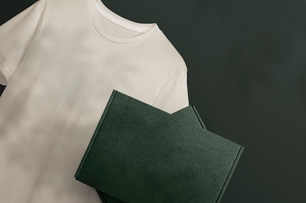 Foto grátis embalagem caixa de papel com camiseta para marcas de roupas