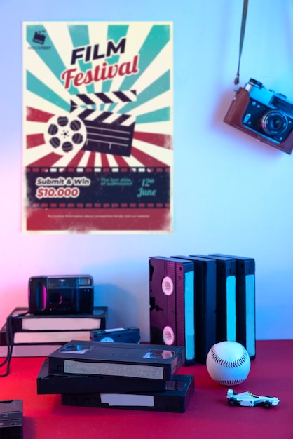 Foto grátis embalagem vhs retrô dentro de casa