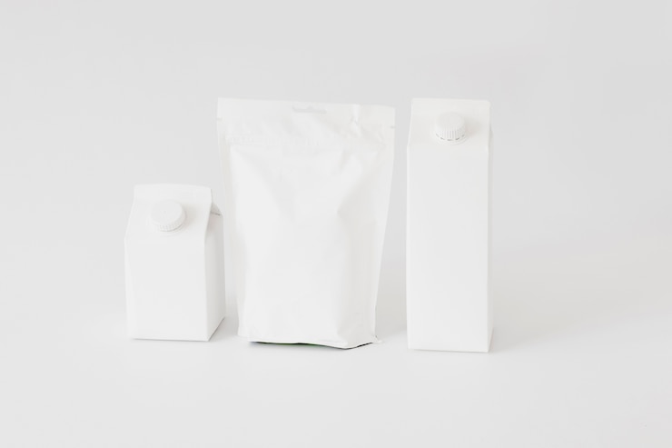 Foto grátis embalagens de cartão e papel e garrafas para produtos lácteos