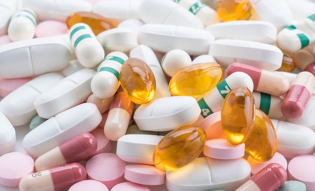 Foto grátis embalagens de pílulas e cápsulas de medicamentos