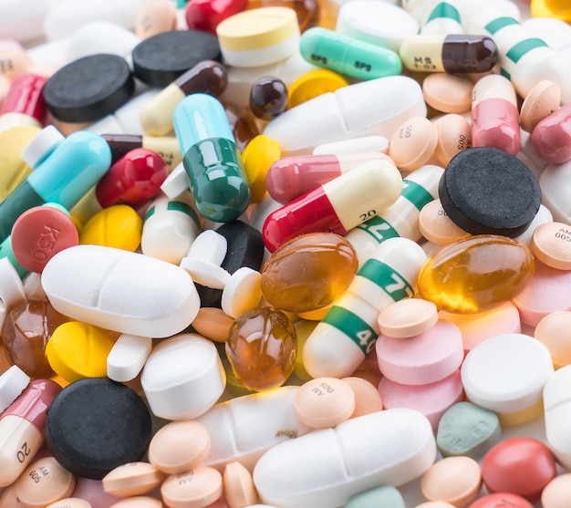 Foto grátis embalagens de pílulas e cápsulas de medicamentos