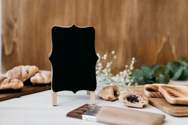 Foto grátis emblema e comida para o café da manhã