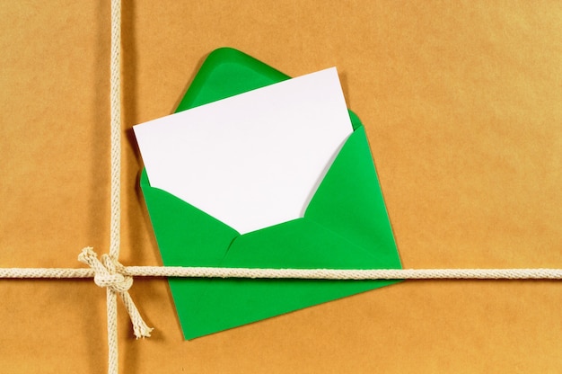 Foto grátis embrulho de papel pardo com envelope verde