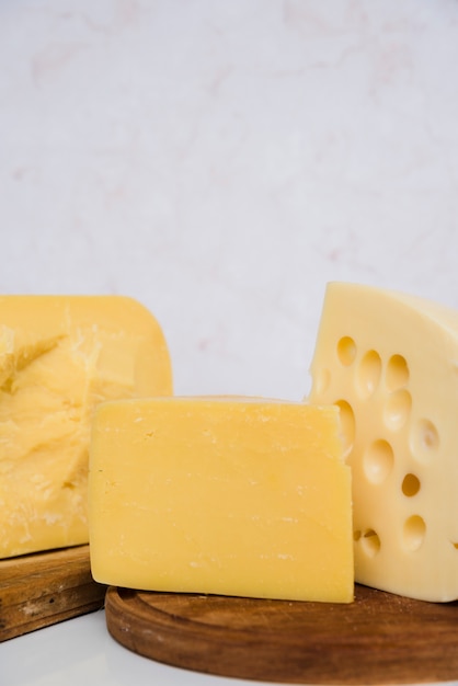 Emmental e pedaços de queijo gouda na tábua de madeira