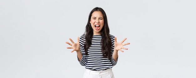 Emoções de pessoas de estilo de vida e conceito casual Mulher asiática louca e angustiada perdendo a paciência não aguento mais liberar raiva reclamando gritando como tendo argumento apertando as mãos agressivamente