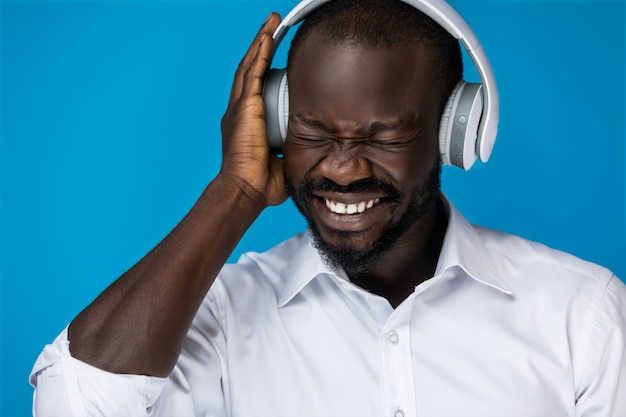 Foto grátis emoções do homem enquanto ouve música