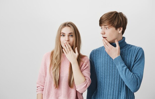 Emoções. Garota e cara ofegante, ouvir notícias interessantes