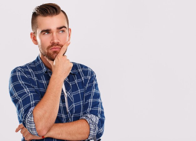 Emoções. Jovem de camisa azul