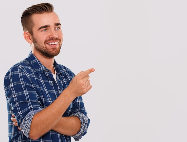 Emoções. jovem de camisa azul