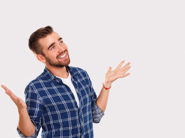 Emoções. jovem de camisa azul