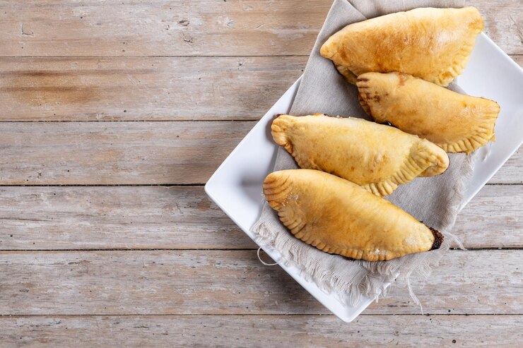 Foto grátis empanadillas de abóbora para halloween ou dia de ação de graças em mesa de madeira