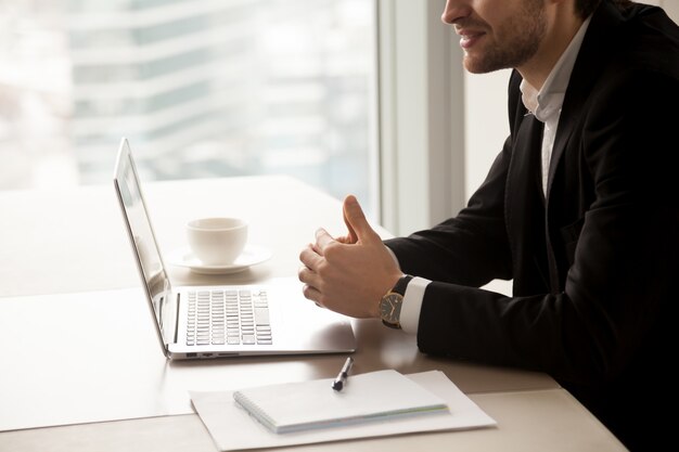 Empreendedor se comunicar com os parceiros no escritório