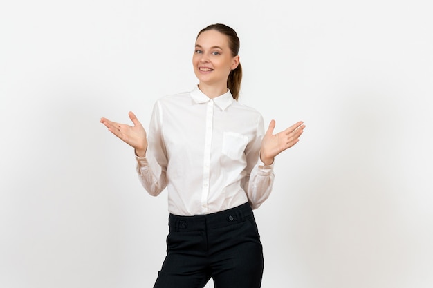 Foto grátis empregada de escritório em elegante blusa branca em branco