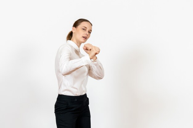 empregada de escritório em elegante blusa branca em branco