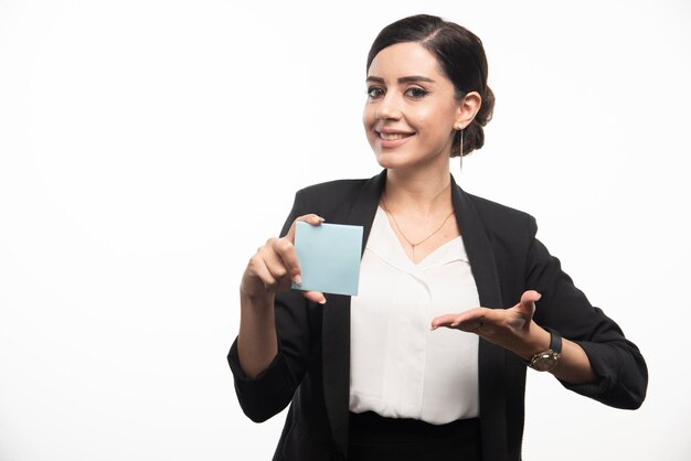 Empregada mostrando bloco de notas em fundo branco. Foto de alta qualidade