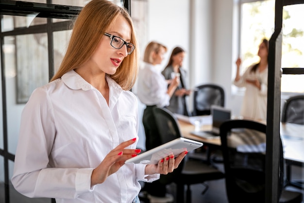 Empregado corporativo de alto ângulo com tablet