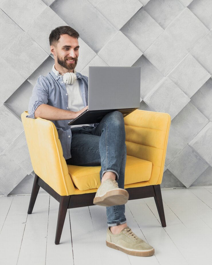 Foto grátis empregado de alto ângulo em pausa com o laptop