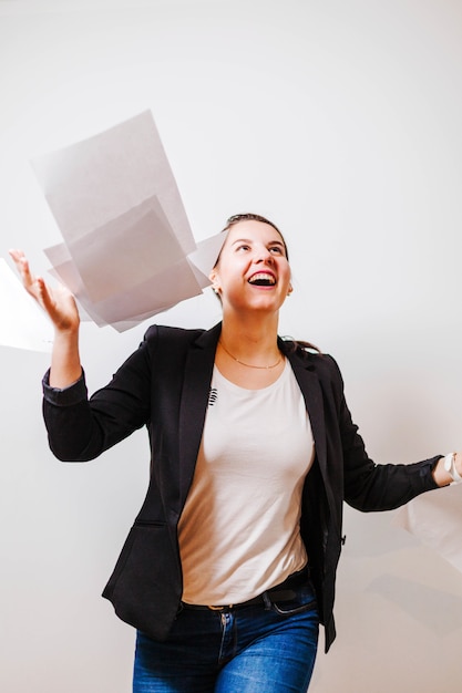 Empregado de escritório feminino vomitando papéis