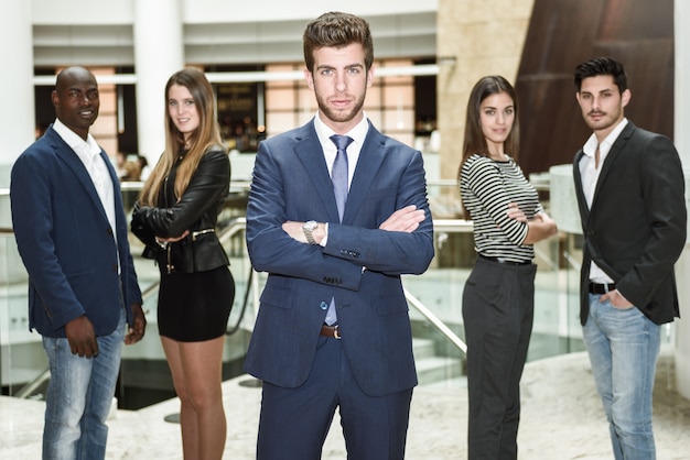 Foto grátis empregado farpado com seus colegas de trabalho