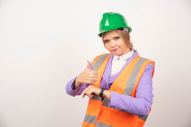 empregado industrial de mulher em pé no branco.