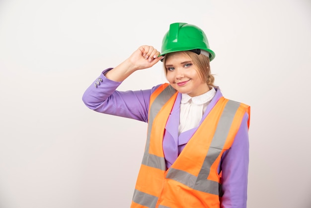 empregado industrial de mulher em pé no branco.