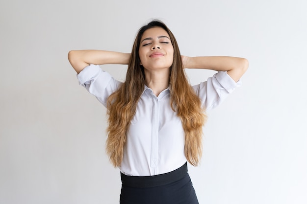 Foto grátis empregado jovem relaxado sonhando com férias