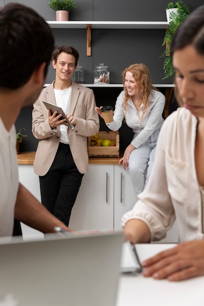 Empregado mostrando apreço uns aos outros