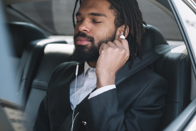 Foto grátis empregado profissional usando fones de ouvido