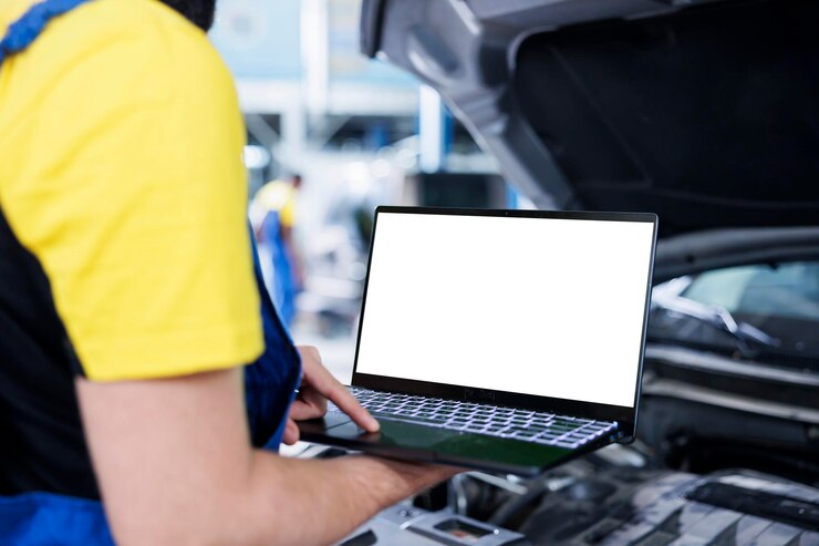 Foto grátis empregado verifica carro com laptop de maquete
