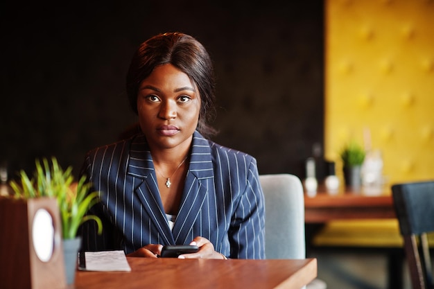 Foto grátis empresária afro-americana sentada à mesa no café garota negra descansando