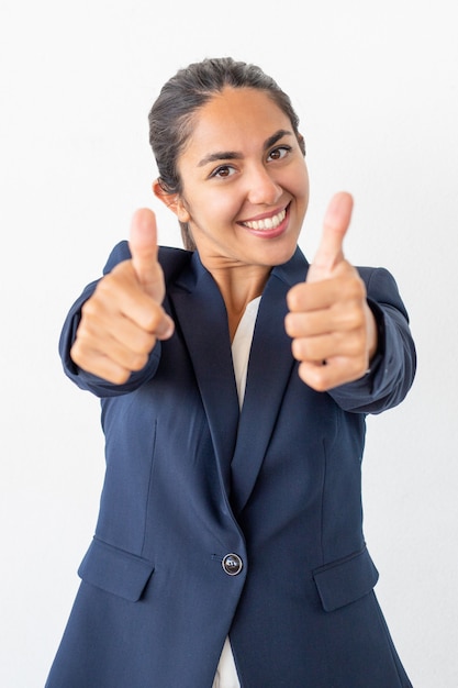 Empresária alegre mostrando os polegares