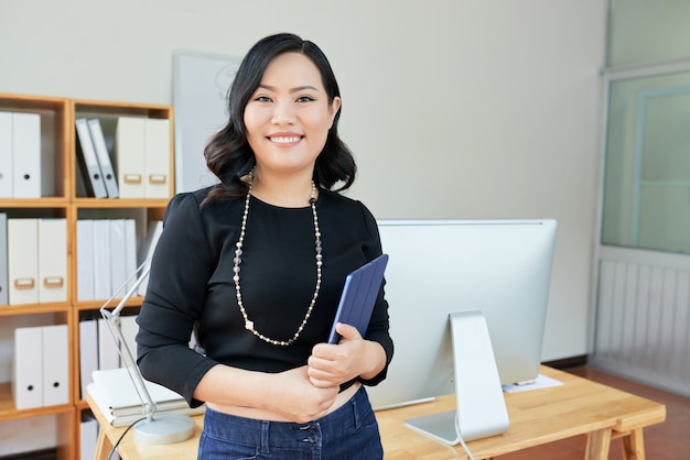 Foto grátis empresária alegre no escritório