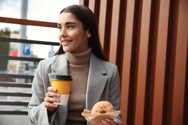 Empresária almoçando em um café ao ar livre.