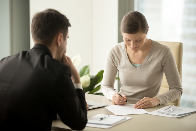 Empresária assinando contrato com o empresário