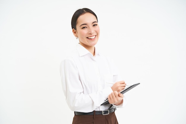 Foto grátis empresária bem-sucedida de conceito corporativo e de jovens empreendedores usando tablet digital prepara-se para