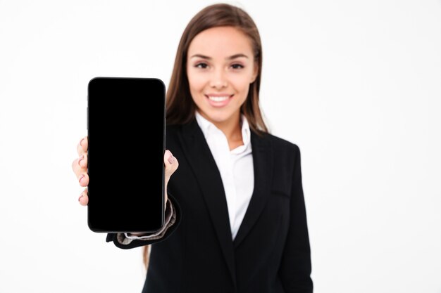 Empresária bonita sorridente, mostrando a exibição do telefone móvel