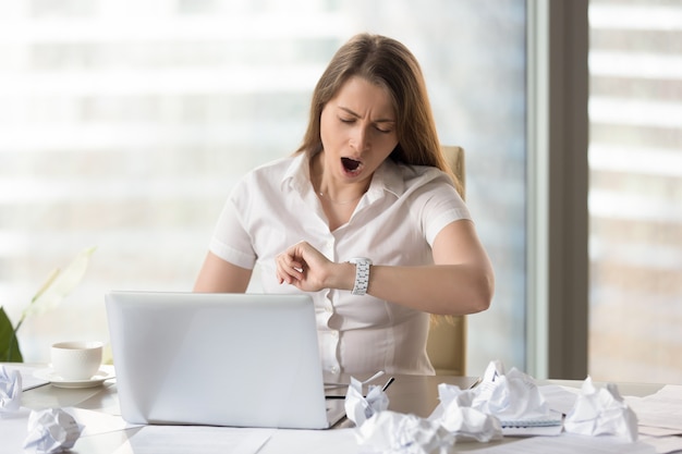 Empresária cansada esperando terminar o dia de trabalho